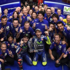 Maverick Viñales y Valentino Rossi celebran, con todo el equipo Yamaha, el doblete de Argentina.-MOVISTAR