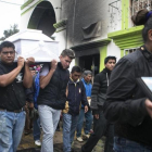 Familiares y maestros cargan con el féretro con los restos del joven Jesús Cadena, de 19 años, fallecido durante los enfrentamientos con policías, durante su funeral en Nochixtlán, el 21 de junio.-EFE / MARIO ARTURO MARTÍNEZ
