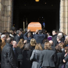 El féretro de José Manuel Lara entra en la abarrotada iglesia seguido de sus familiares.-Foto: JORDI COTRINA