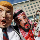 Activistas caracterizados como Trump y Bin Salmán protestan ante el Departamento de Estado de EEUU, reclamando sanciones contra Arabia Saudí por la muerte de Khashoggi-KEVIN LAMARQUE (REUTERS)