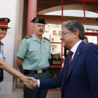 El delegado del Gobierno, Enric Millo, saluda a una representante de los Mossos dEsquadra en Alcanar-ANNA MAYOR