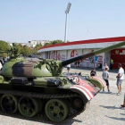 El tanque instalado a las puertas del estadio del Estrella Roja de Belgrado (Serbia).-EFE / ANDREJ CUKIC