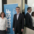 Carles Navarro, director general de Basf Española, y Anne Berg, directora de producción de Basf.-FERRAN NADEU
