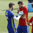 De Gea y Piqué bromean durante el entrenamiento de la selección española-JUAN CARLOS HIDALGO / EFE