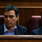 Pedro Sánchez y Patxi López, el pasado jueves en el Congreso, dos días antes de que el exlíder del PSOE renunciara a su escaño.-AFP / GERARD JULIEN