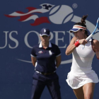 Garbiñe Muguruza devuelve un golpe a Magdalena Rybarikova en tercera ronda del Abierto de Estados Unidos.-AP / MICHAEL NOBLE JR