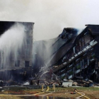 Los bomberos tratan de extinguir el fuego originado despues de que el vuelo 77 de American Airlines impactase contra las instalaciones del Pentagono.-FBI