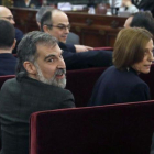 Jordi Cuixart y Carme Forcadell, en el banquillo del Tribunal Supremo durante el juicio del procés.-POOL / J.J. GUILLEN