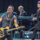 Springsteen, con Patti Scialfa a su espalda, durante el concierto del pasado 14 de mayo en Barcelona.-FERRAN SENDRA