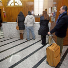 Turistas esperan en la recepción de un hotel de Valladolid.-P. REQUEJO