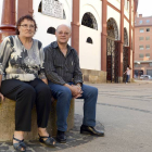 Luisa y José Andrés, junto a la plaza de toros de Soria.-ÁLVARO MARTÍNEZ