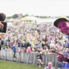 El italiano Valentino Rossi, nueve veces campeón del mundo e icono del Mundial, saluda, el pasado jueves, al público presente en la subasta de Silverstone.-MIRCO LAZZARI