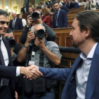 Pedro Sánchez saluda a Pablo Iglesias en el hemiciclo del Congreso tras el debate de la moción de censura.-EFE