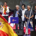 El premio Nobel Mario Vargas Llosa, interviene al final de la manifestación convocada por Societat Civil Catalana hoy en Barcelona en defensa de la unidad de España bajo el lema "¡Basta!-EFE