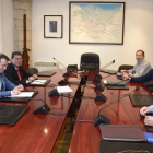 El presidente de la Diputación de Burgos, César Rico (3I), acompañado del portavoz del equipo de gobierno, Borja Suárez (2I), se reunió con el alcalde de Treviño, Ernesto Argote (3D), también estuvieron presentes los concejales-ICAL