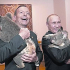 Putin (izquierda) y el primer ministro australiano, Tony Abbott, posan con koalas antes de la cumbre del G-20.-Foto: REUTERS