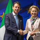 Ursula Von der Leyen recibe en Bruselas al primer ministro italiano, Giuseppe Conte.-EFE / EPA