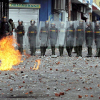 Manifestantes contra Maduro, este miércoles en Caracas.-EFE / CRISTIAN HERNÁNDEZ