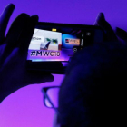 Prueba de un móvil en el MWC.-AFP