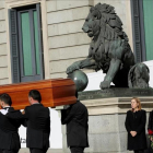 Llegada del féretro con los restos del ex presidente del Congreso de los Diputados.-JOSÉ LUIS ROCA