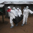 Un equipo médico carga con un cadáver afectado por el ébola en Liberia, el pasado agosto.-Foto:   John Moore / Getty Images / John Moore