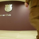 Imagen del escudo que preside la entrada a las oficinas del Barça-Foto: JORDI COTRINA