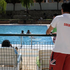 Un socorrista en la piscina del San Andrés. / ÁLVARO MARTÍNEZ-