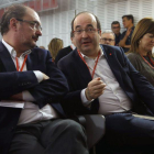 El presidente araqgonés, Javier Lambán (i), y el primer secretario del PSC, Miquel Iceta (d), conversan durante la reunión del Comité Federal del PSOE que se celebra en la sede del partido en la calle Ferraz, en Madrid, una cita determinante para ver su m-EFE