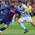 Piqué y Maxi Gómez disputan el balón durante el partido del sábado pasado en el Camp Nou.-ALEJANDRO GARCÍA / EFE