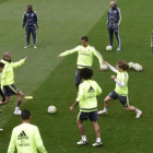 Zidane observa los movimientos de sus jugadores en el entrenamiento de este viernes en Valdebebas.-AFP / JAVIER SORIANO