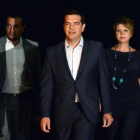 Alexis Tsipras, rodeado de sus aliados, ayer en Atenas.-Foto:   AFP / LOUISA GOULIAMAKI