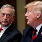 El secretario de Defensa, James Mattis, junto al presidente de EEUU, Donald Trump, el pasado octubre.-REUTERS