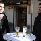Fumadores a la puerta de un bar. / ÁLVARO MARTÍNEZ-