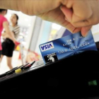Una mujer usa su tarjeta de crédito.-AFP/FRANKO LEE