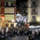 La champanada concentró a numerosos jóvenes aunque apenas cubrían la mitad de la plaza Herradores, llena en los años previos a la pandemia. GONZALO MONTESEGURO