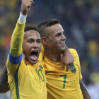 Neymar y Luan, los autores de los dos goles de Brasil.-REUTERS / PAULO WHITAKER