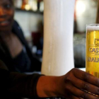 Un camarero sirve una cerveza producida por SABMiller, en Ciudad del Cabo.-REUTERS / MIKE HUTCHINGS