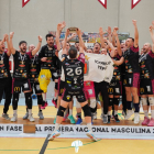 La plantilla del Sporting Moreno Sáez de voleibol celebra el ascenso a Superliga 2. HDS