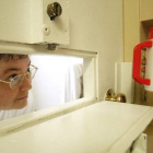 Kelly Gissendaner mira por la rendija de la puerta de su celda, en julio del 2004.-AP / BITA HONARVAR