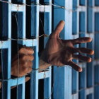 Las manos de un preso en la cárcel. Foto de archivo.-EL PERIÓDICO