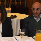 Gómez Cobo, junto a la presidenta de los ‘poulares’ Marimar Angulo durante un acto electoral previo a los comicios municipales. / ÚRSULA-