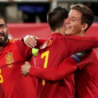 Pau Torres celebra con Álvaro Morata tras marcar el tercer gol.-EFE