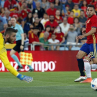 David de Gea  junto al defesa Jordi Alba, instantes antes del gol marcado por el centrocampista de Georgia Tornike Okriashvili.-EFE