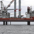 El imponente barco plataforma prepado para la colocación de las tres piezas que forman la torre eólica en las aguas del Báltico a 35 kilómetros de la costa de Rügen (Alemania).-E.M.