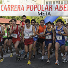 Varios atletas durante la edición del año pasado de la Popular Abel Antón. / VALENTÍN GUISANDE-
