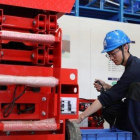 Un trabajador chino en una empresa en Jinan, al este del país.-AFP