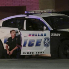 Varios policías, parapetados tras un coche patrulla, durante el tiroteo en Dallas.-Maria R. Olivas / AP