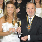 Pedro Bonet, miembro del consejo de administración del grupo vitivinícola, brinda con una copa con Carla Goyanes, elegida reina del cava Freixenet 2010 en San Sadurní d’Anoia.-