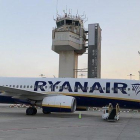 Ryanair amenaza con cerrar la base del aeropuerto de Gerona.-JOSEP GARCIA (EL PERIÓDICO)