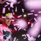 Simon Yates, este viernes, en el podio del Giro.-/ LUK BENIES (AFP)